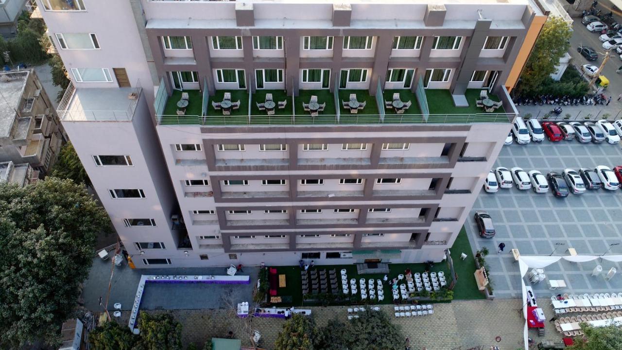 Apricot Hotel , Amhedabad Dış mekan fotoğraf
