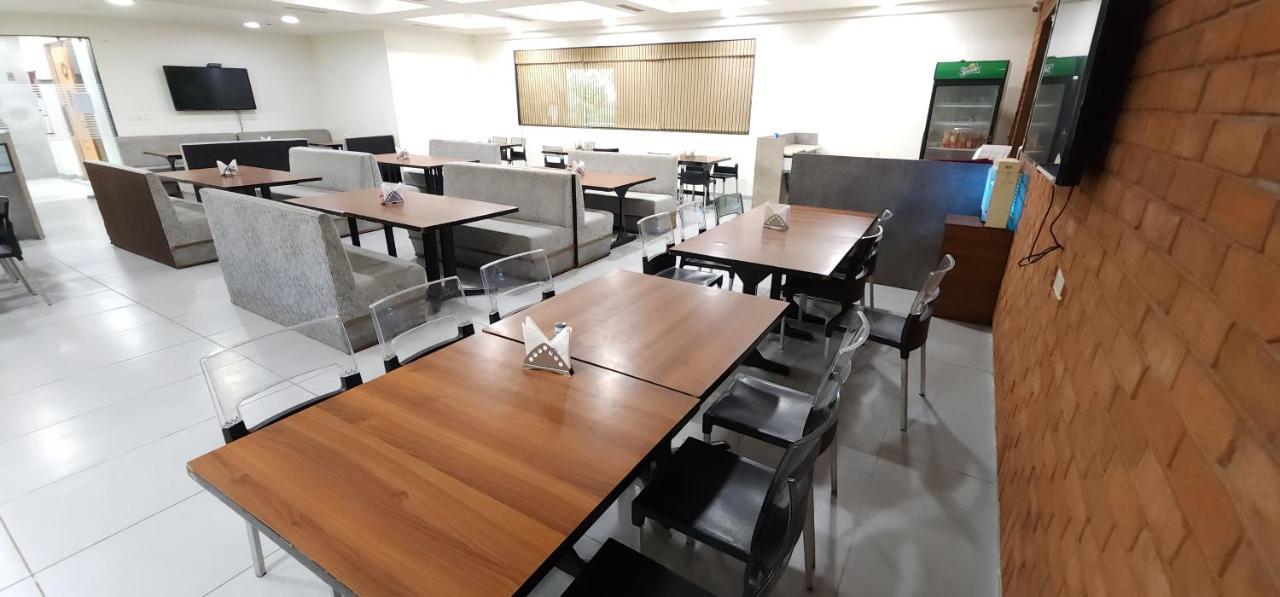 Apricot Hotel , Amhedabad Dış mekan fotoğraf