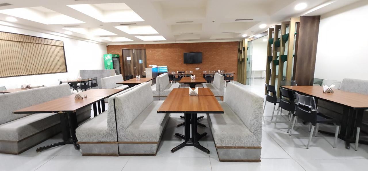 Apricot Hotel , Amhedabad Dış mekan fotoğraf